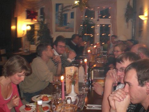 Kinder zielen mit dem Wasserstrahl auf eine Zielscheibe